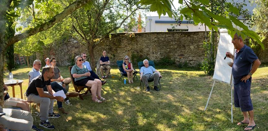 réunion de travail avec les bénévoles